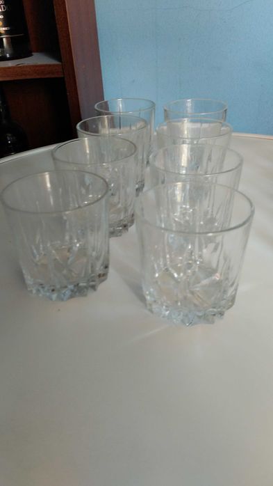 Vendo 6 copos de whisky mais 10 copos mais pequenos 25 euros