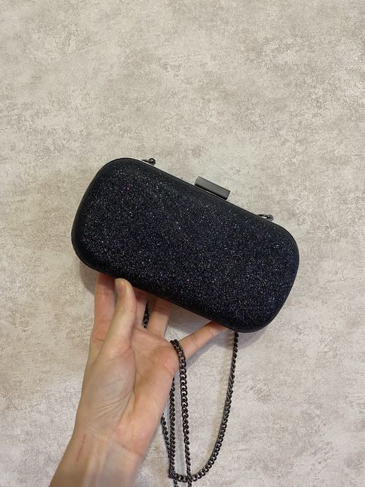Блискучий клатч з металевим ланцюжком