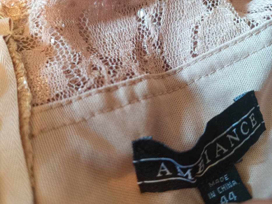 Elegancka sukienka maxi z koronką i cekinami | Kolor pudrowy róż