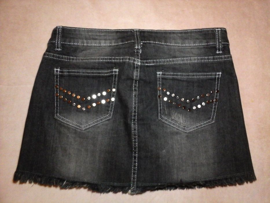 Джинсовая юбка с заклепками и бахромой