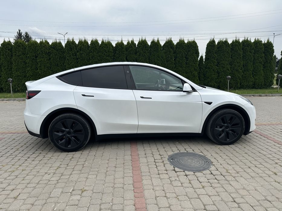 Tesla model Y 2024