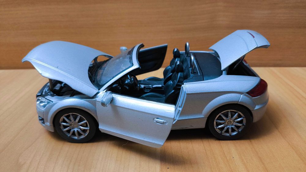Іграшкова машинка Audi TT 1.24 Hongwell
