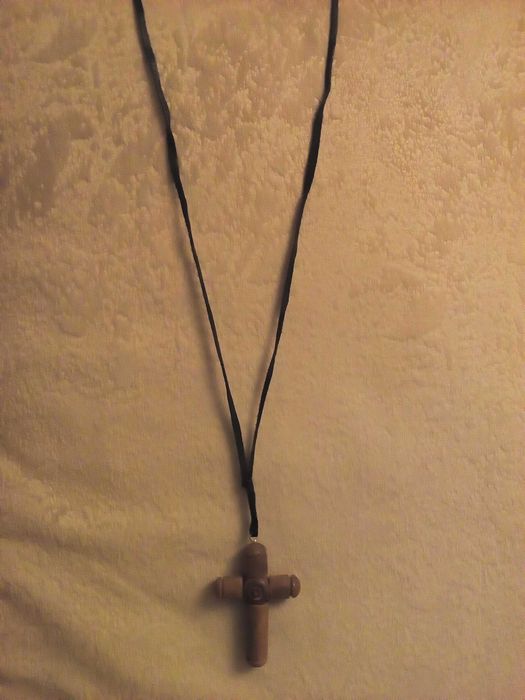 Подвеска деревянный крестик на кожаном шнурке 6см х4см