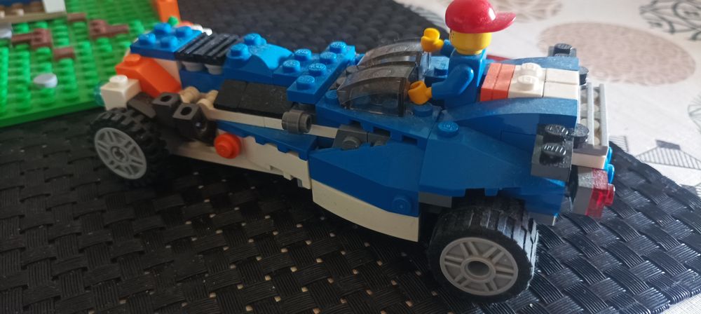 Carrinhos e peças da lego
