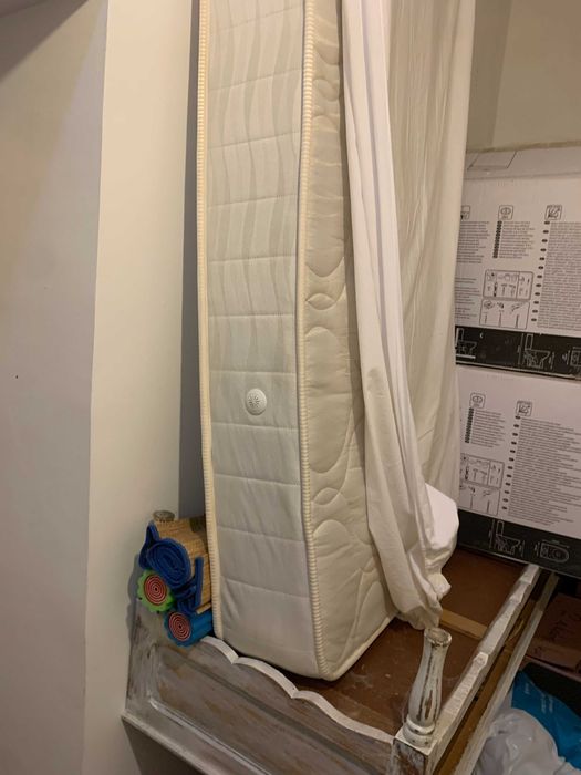 Colchão branco de solteiro