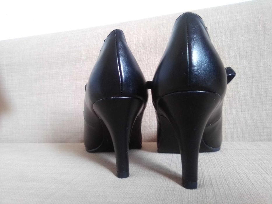 Sapatos pretos elegantes escritório