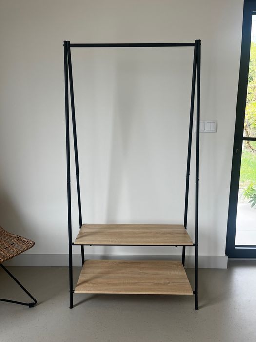 Cabideiro de roupa com estrutura metálica e 2 prateleiras