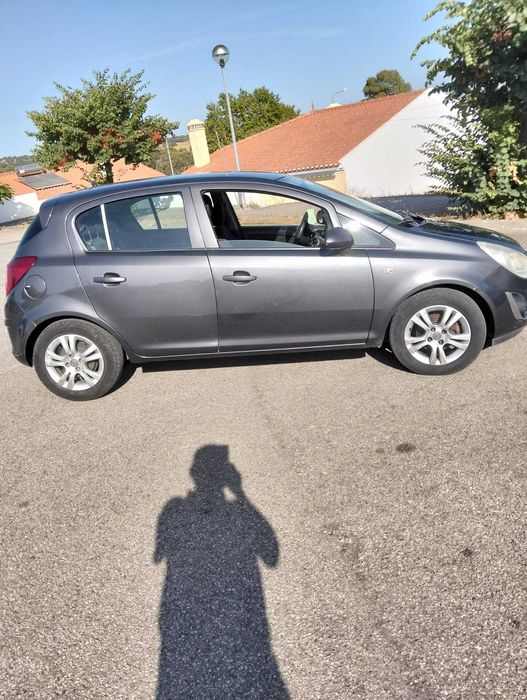 Opel corsa disponível em excelente estado