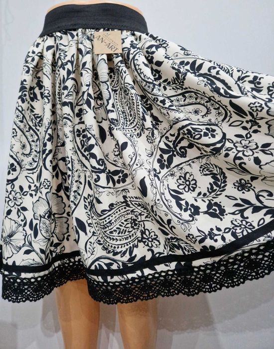 Spódnica rozkloszowana kremowa w czarne wzory, rozm. M(38)