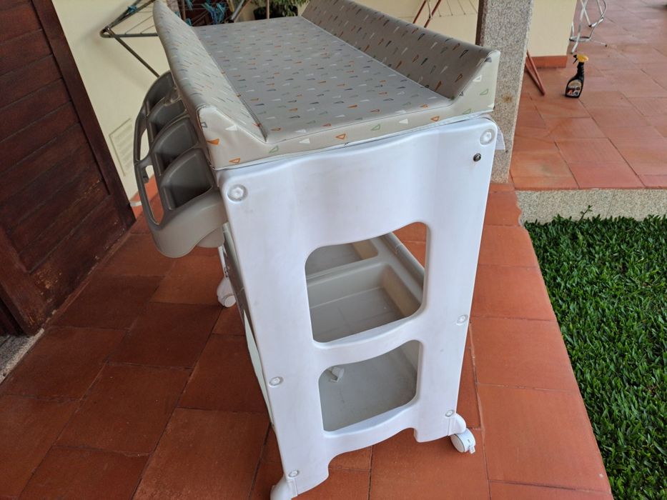 Muda fraldas com banheira