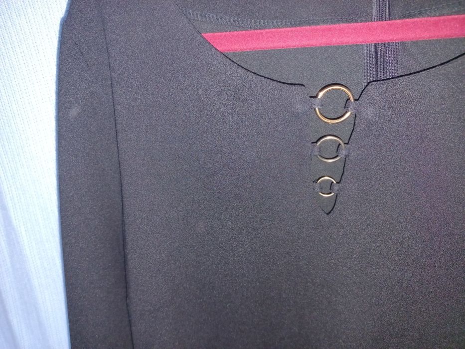 Sukienka midi z delikatnie rozszerzanymi rękawami