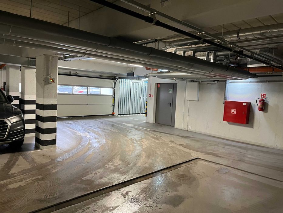 sprzedam miejsce postojowe w apartamentowcu