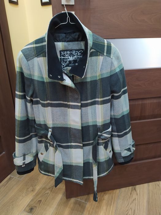 Kurtka w kratę z paskiem