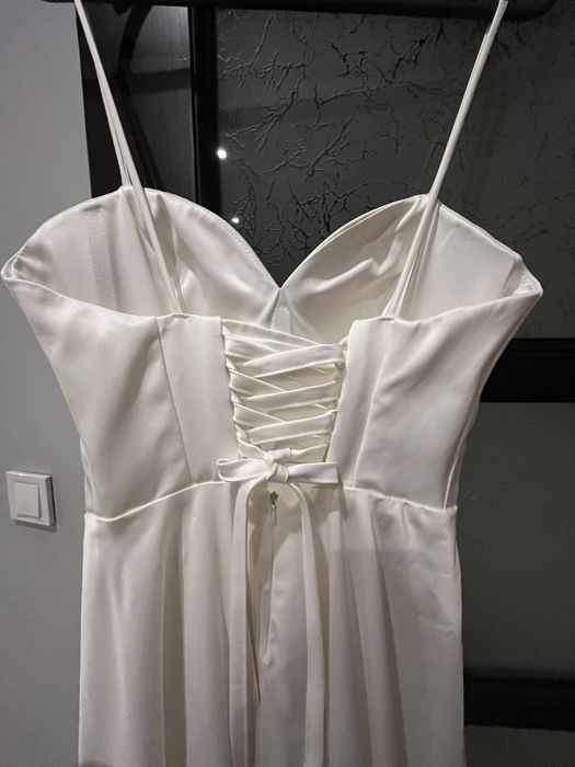 Біла вечірня сукня