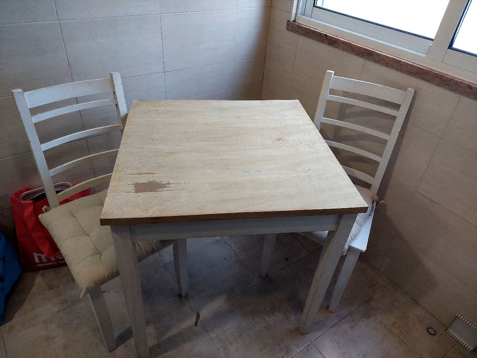 Mesa com duas cadeiras