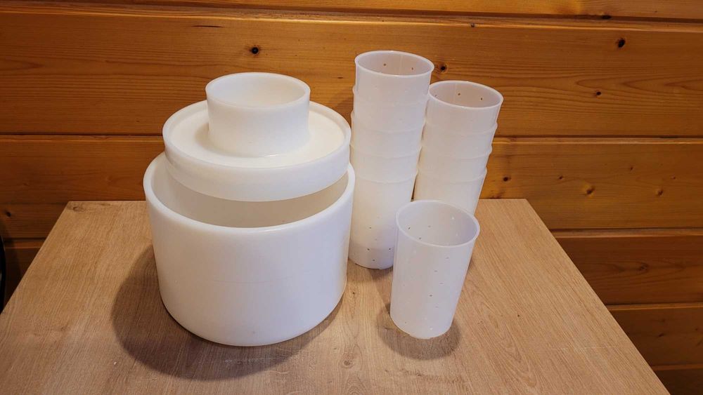 Pojemniki do wytwarzania twarogu i sera.