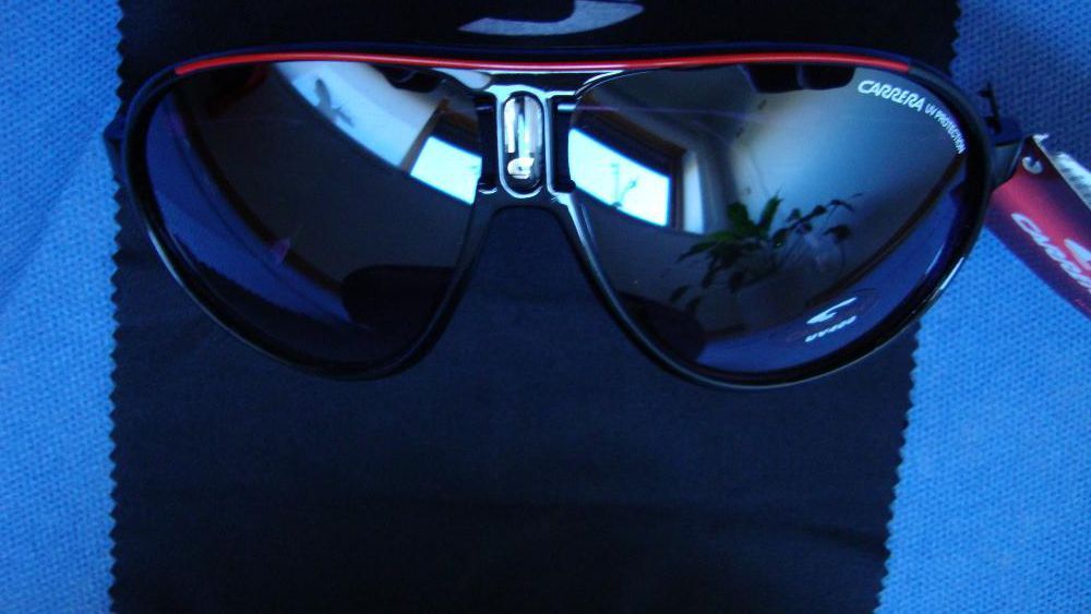 Óculos com risca vermelha Carrera Champion preto brilhante