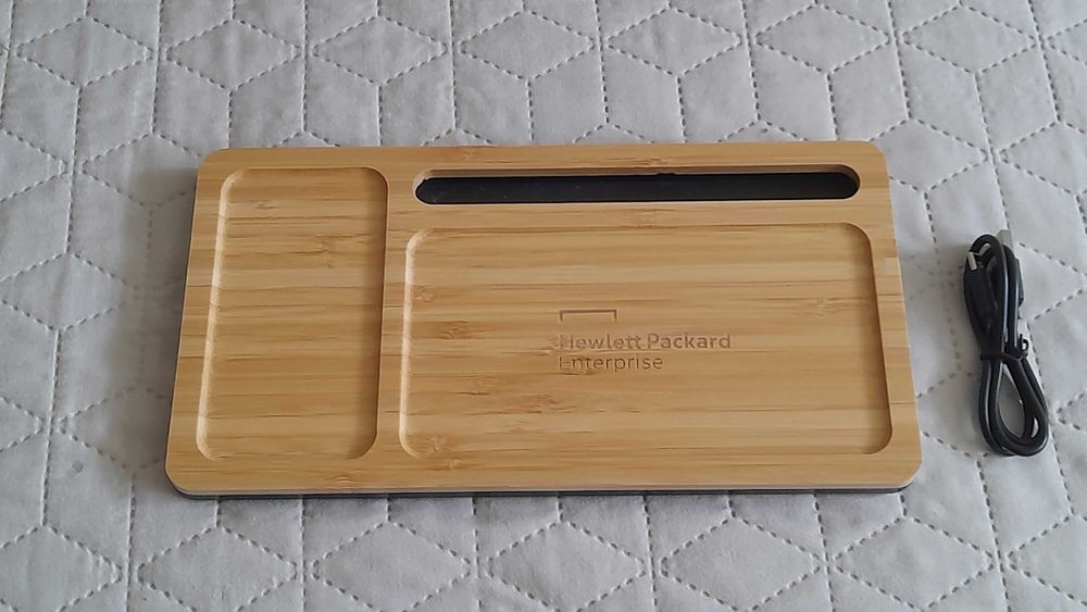 Podkładka z ładowarką indukcyjną telefonu nieużywana