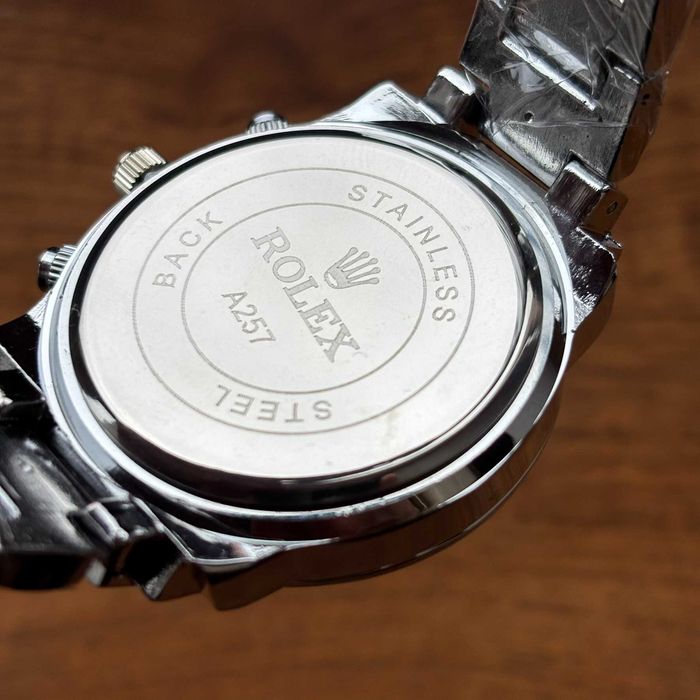 Жіночий годинник Rolex на браслеті срібного кольору з робочою датою