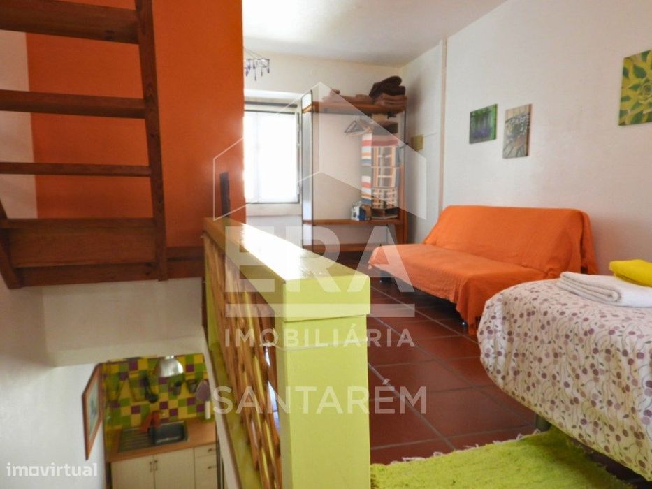 Prédio com 2 Lojas + Apartamento T1