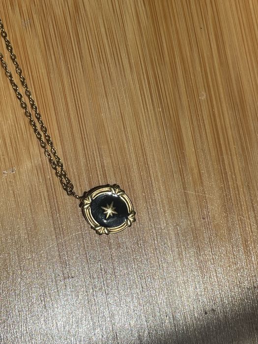 Colar / Fio com medalhão / medalha estilo vintage em preto e dourado