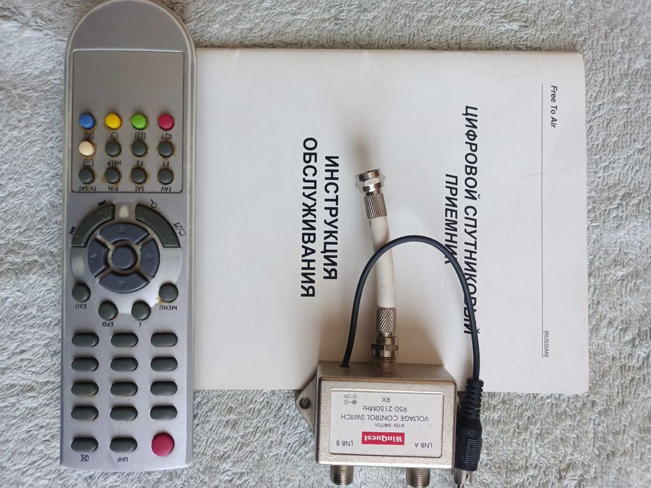 супутниковий приймач ТВ и дві тарілки с крепленням та 5 головок