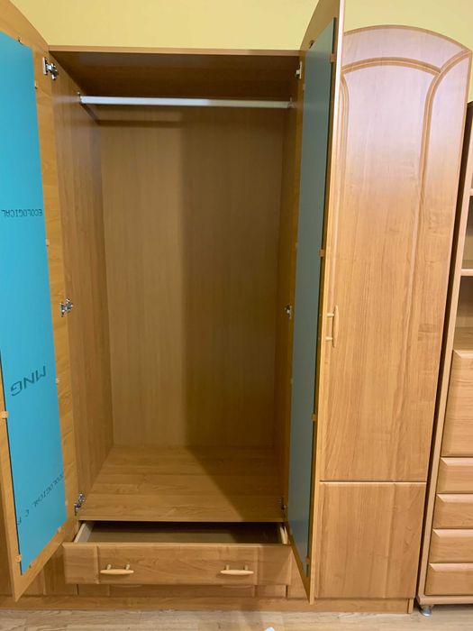 Duża, pojemna meblościanka, szafa z lustrem, witryna – idealna do salonu
