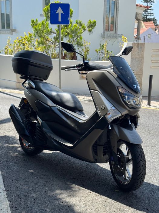 Nmax 125 Excellent condition with Top Case