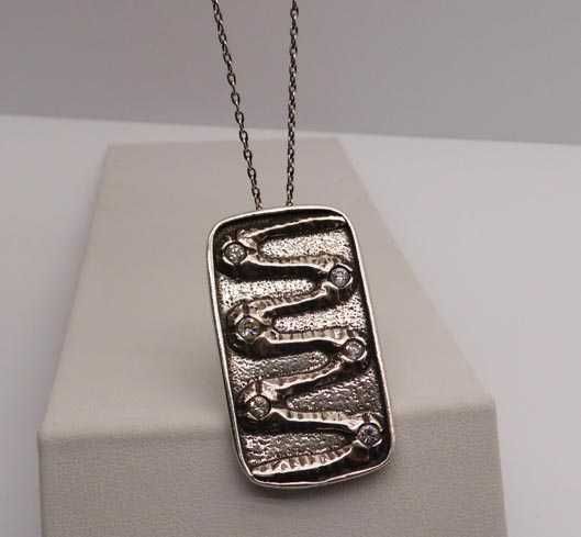 Srebrna zawieszka cyrkonie ciekawy wzór