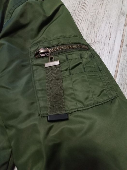 Куртка бомбер.Колір хакі.В чудовому стані, майже нова.Тепла.