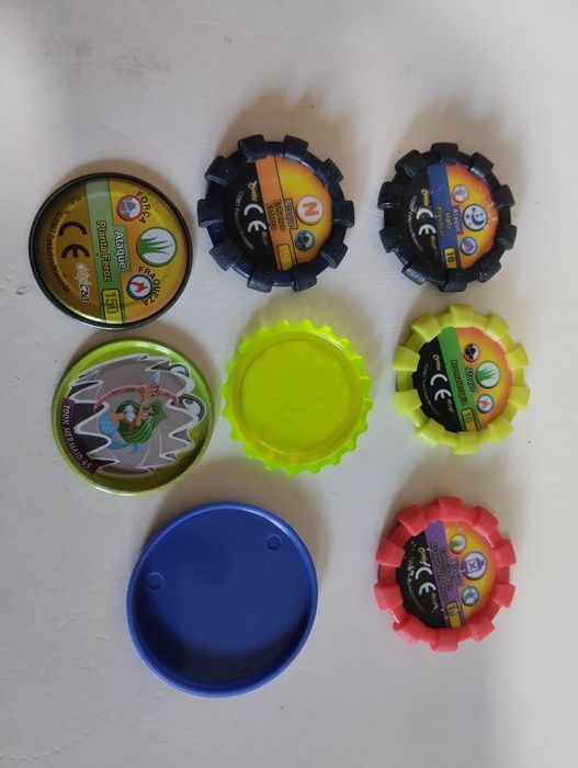 (J) Tazos de vários temas
