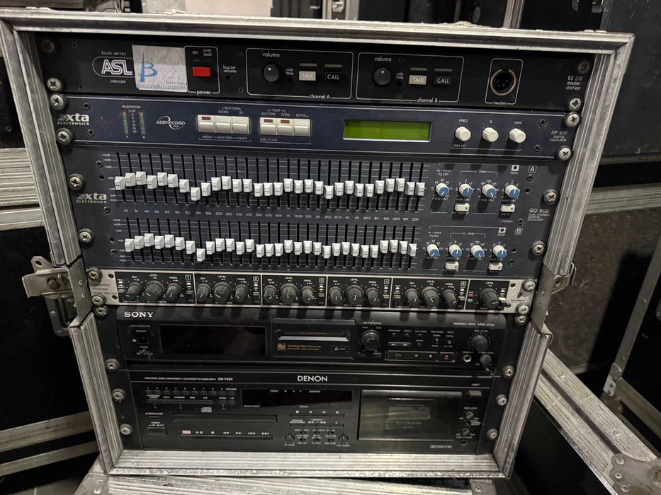 Rack com Equalizadores e DSP XTA