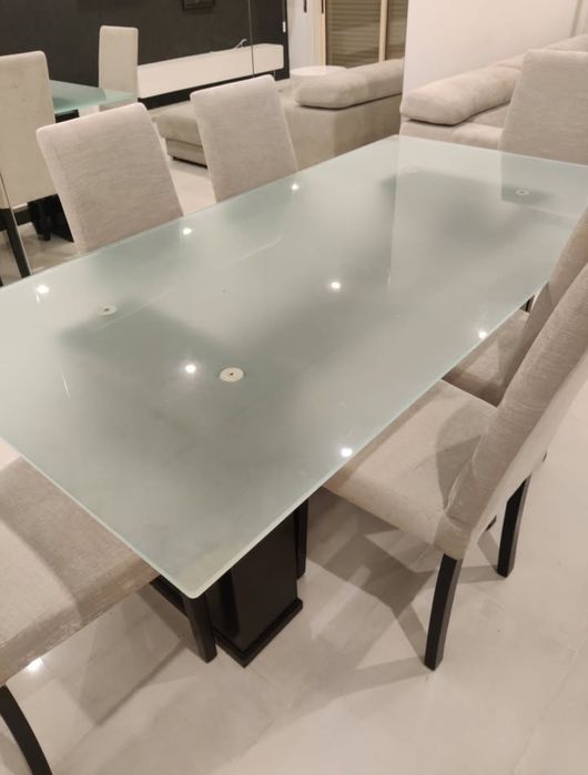 Mesa de jantar de madeira com tampo de vidro com cadeiras incluídas