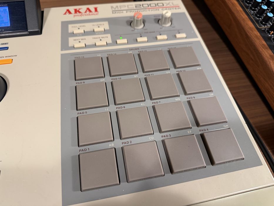 Vendo Akai MPC 2000XL em perfeito estado