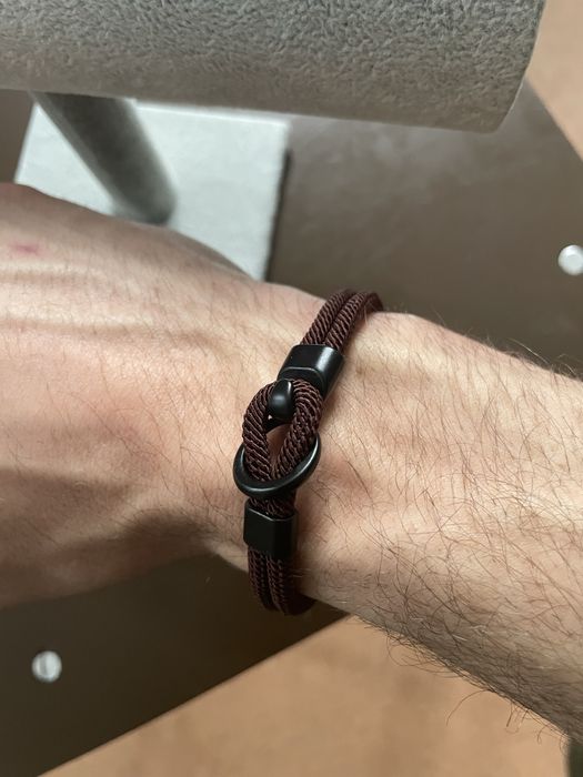 Męska bransoletka w stylu casual – brązowa z czarnymi elementami