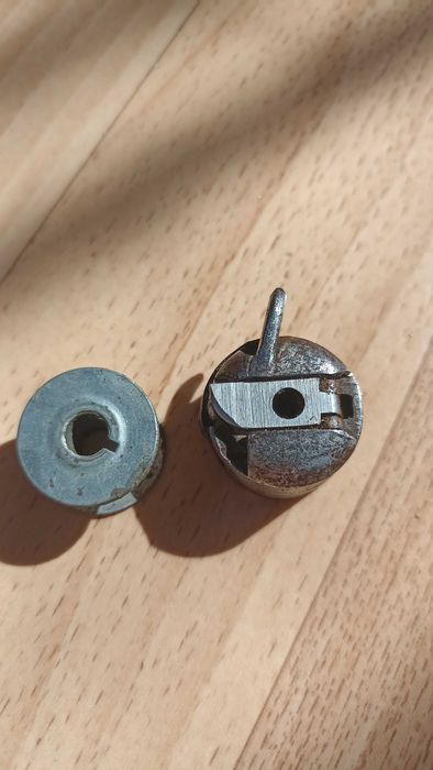 Шпульний ковпачок зі шпулькой