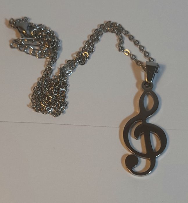 Colar com clave de sol.