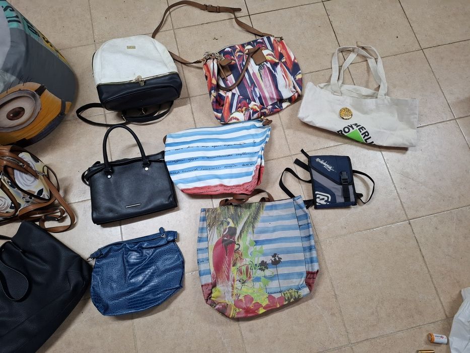Vende se 5 cestos de artigos novos, usados,antiguidades  vender  junto