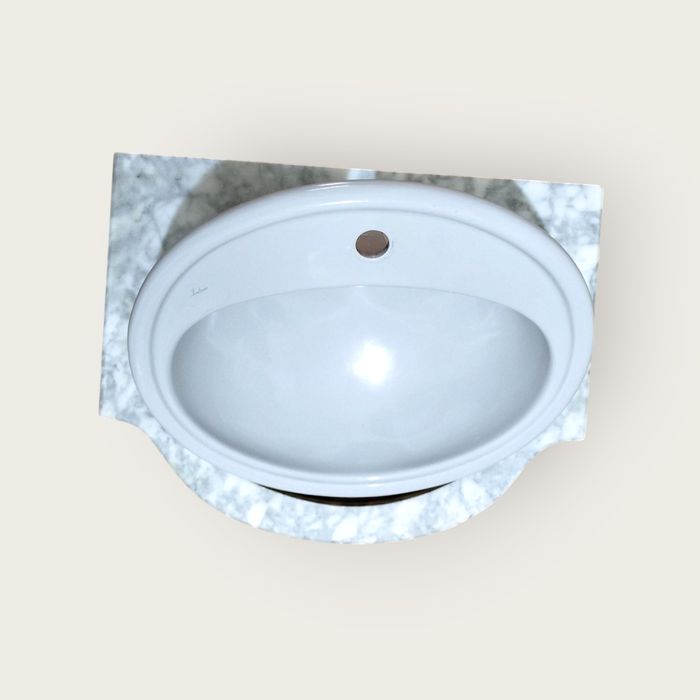 Lavatório com moldura em mármore