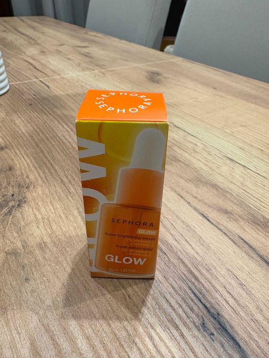 Sephora GLOW - Superserum rozświetlające z 7% witaminy C i witaminą E.
