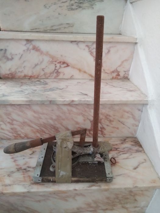 Máquina de encapsular garrafas antiga