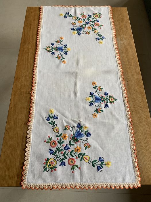 Bieżnik recznie haftowany