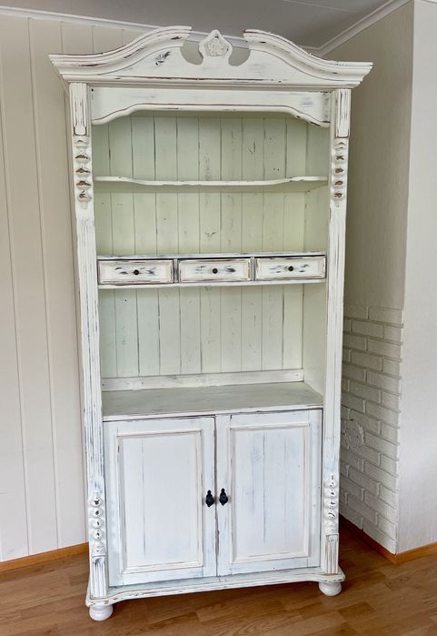 Regał w stylu shabby chic