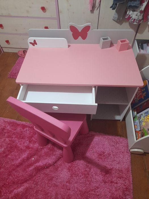 Secretária infantil menina com oferta