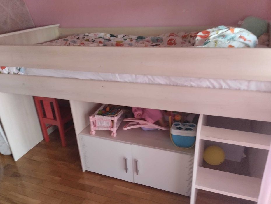 Cama beliche com secretária