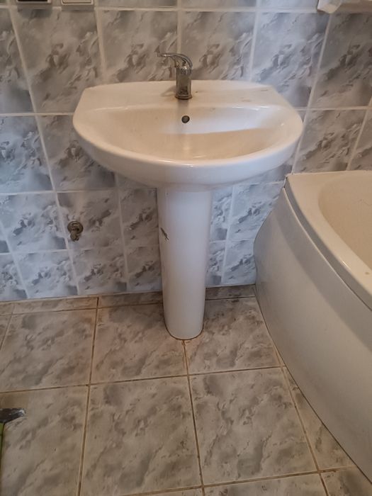 Umywalka z podstawą i baterią