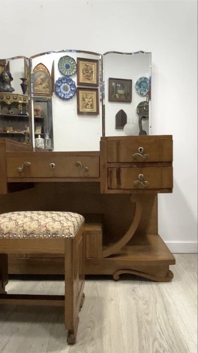 Penteadeira com banqueta.