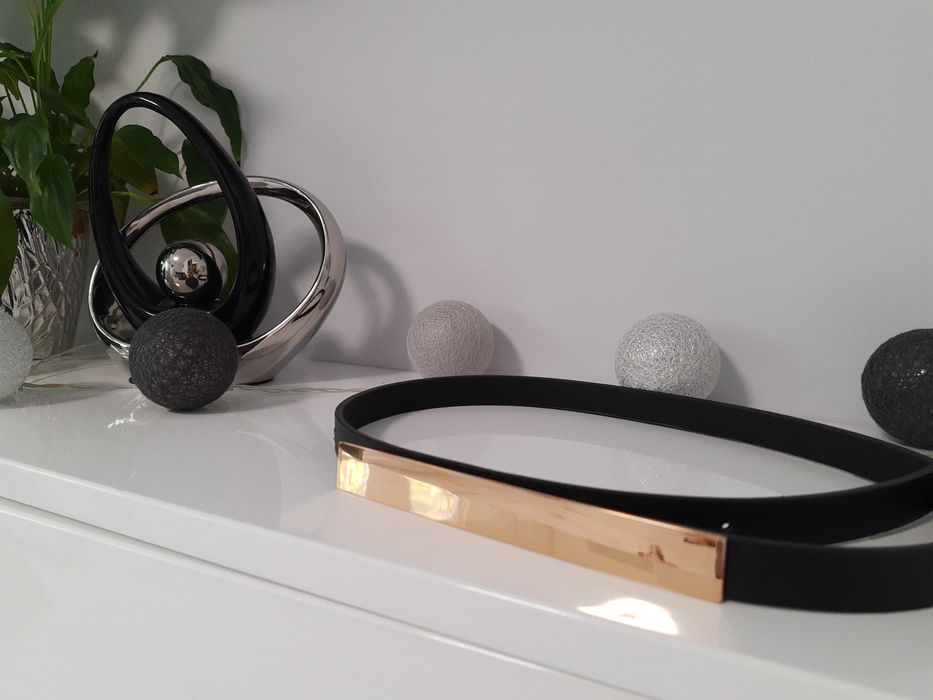 Pasek ze złotą klamrą