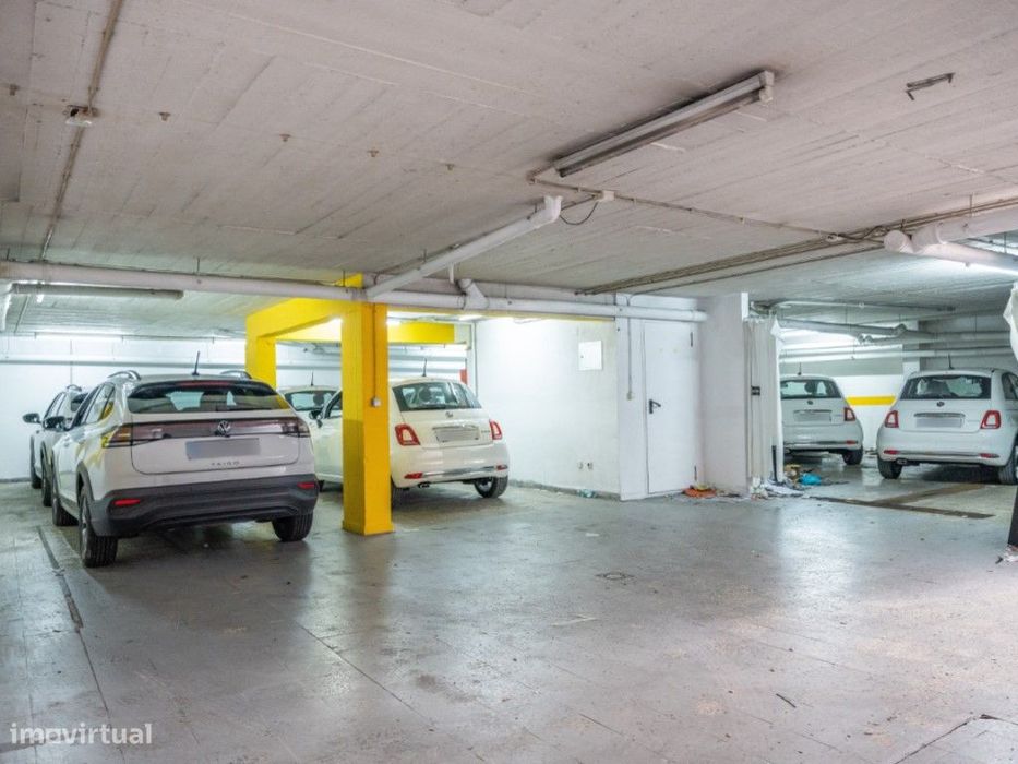 Garagem com 140m2 em Massamá Norte