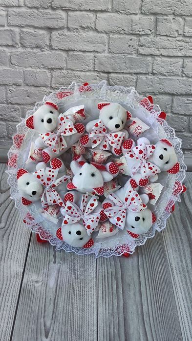 Білий великий букет з м'якими іграшками та цукерками Рафаелло подаруно